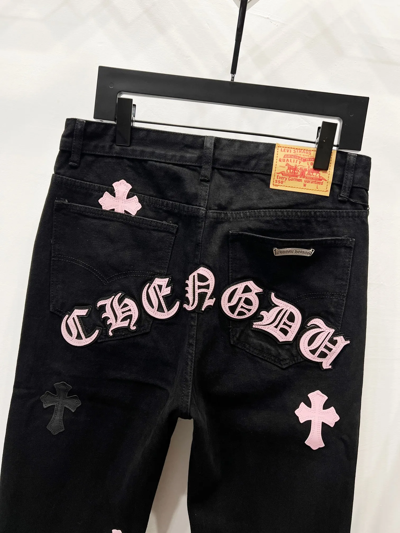 P260 Style number: (K660) Style number: (K550) Chrome Hearts & Chrome Hearts CH city limited series Sanskrit cross patch patchwork leather jeans require finished products to be washed and then disassembled and hand-stitched with sheepskin cross leather and then spliced ​​together to complete the process. The whole process is too complicated to explain. The texture can be seen in the hand, and it looks good. The styles with different washed textures are very friendly to people with thin legs and thick legs. The straight version is very flattering to the leg shape. The moderate length is timeless and can be matched easily and casually. It is the basic styling foundation for various styles and is a must-have in the wardrobe! The fabric is stiff but also makes the upper body soft without losing texture. The washing process is even more perfect. It is a must-have item for everyone! ! ! Washed wheat, hang tag, pants label, three labels are complete, the upper body effect is particularly stiff and stylish, super stylish, same style for men and women - Color: orange and orange Size: 28 30 32 34